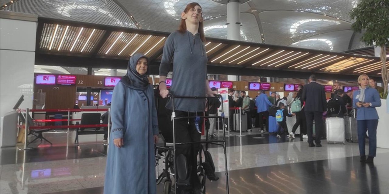 "Dünyanın en uzun boylu kadını" ilk kez uçağa bindi