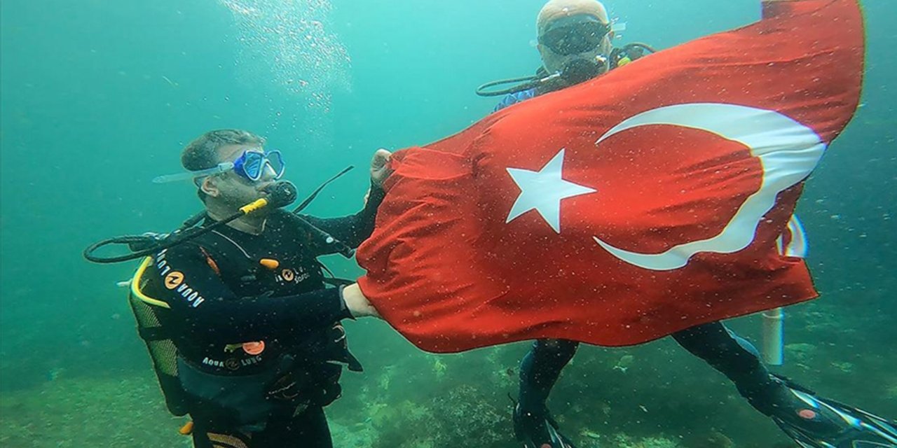 Preveze Deniz Zaferi'ni su altında Türk bayrağı açarak kutladılar