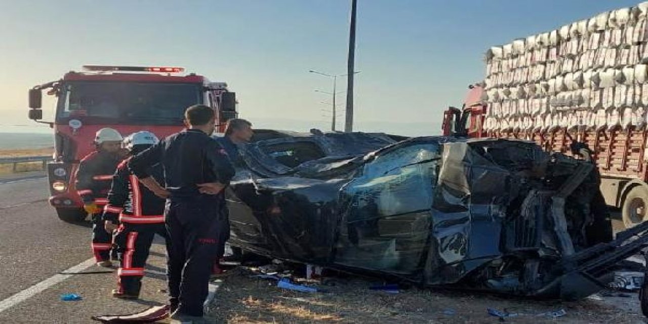 Kamyona çarpan hafif ticari araç devrildi: 2 ölü