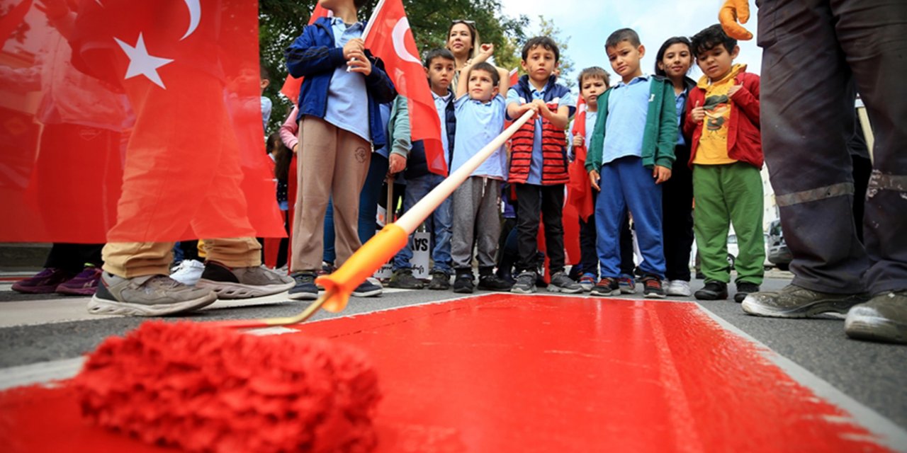 Öğrenciler yaya geçitlerini "Hayata saygı duruşu" sloganıyla kırmızıya boyadı