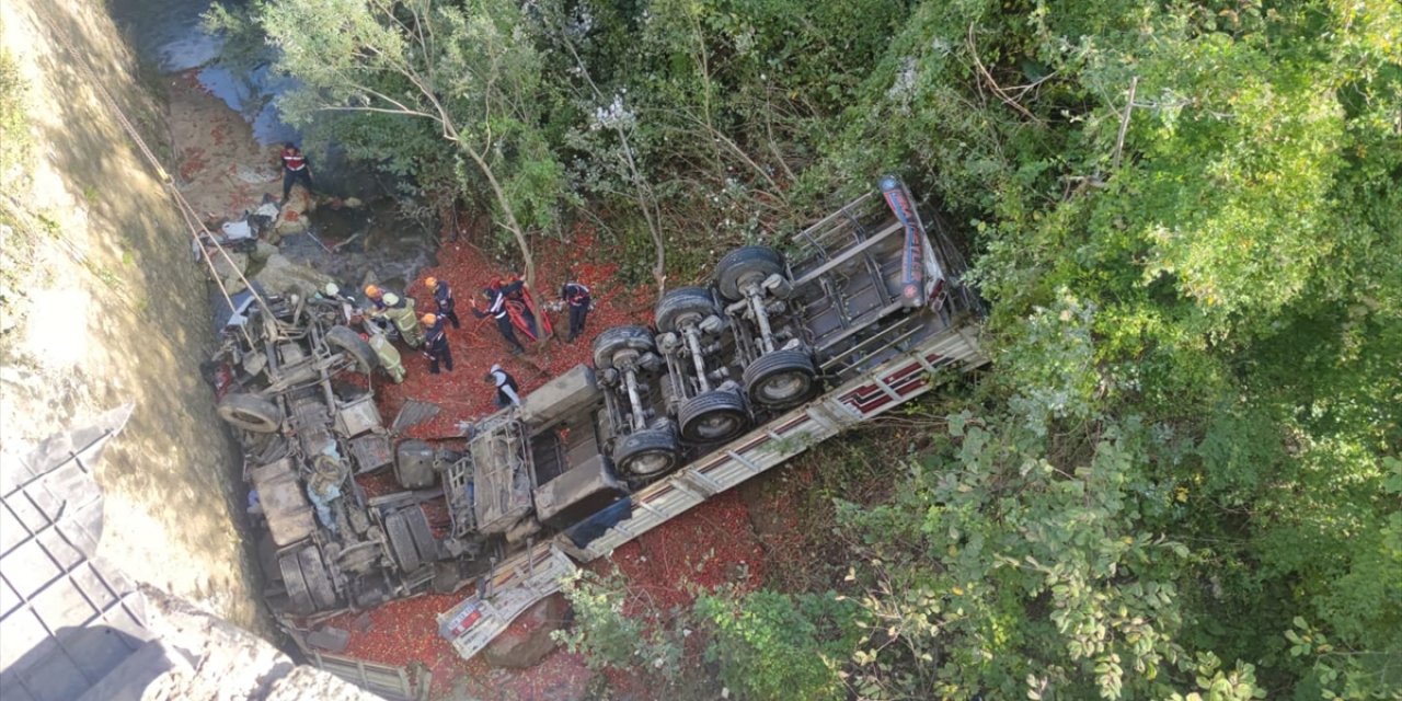 Düştüğü derede saatler sonra fark edilen domates yüklü TIR’ın sürücüsü öldü