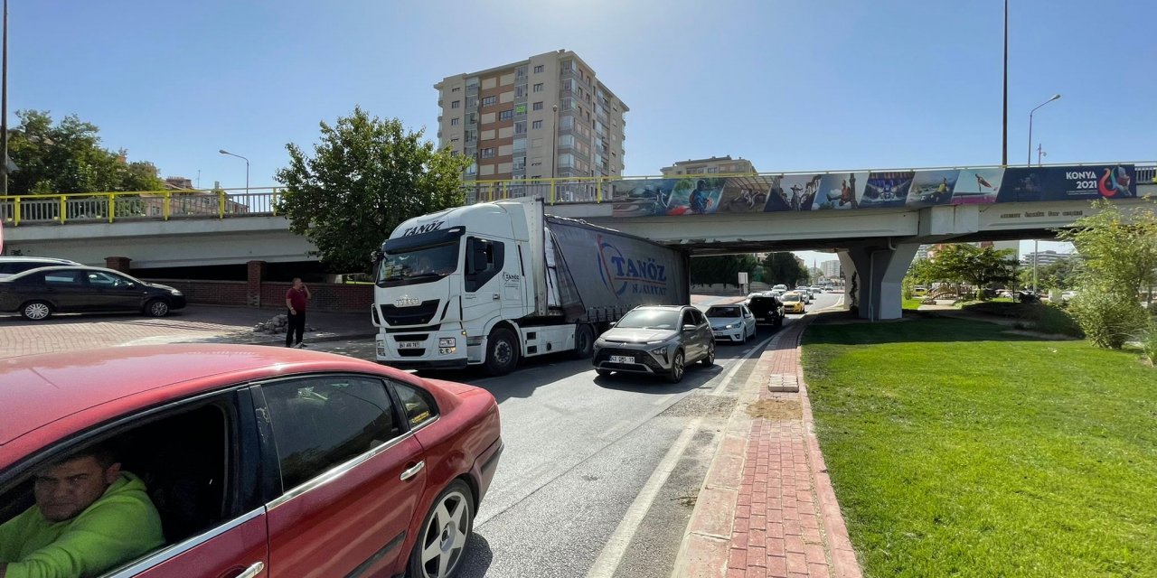 Konya’da TIR alt geçide sıkıştı