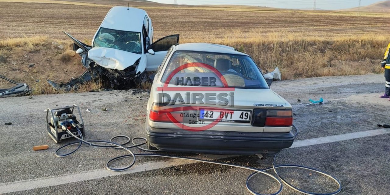 Son Dakika: Konya’da iki otomobil çarpıştı: 5 ölü, 2 yaralı