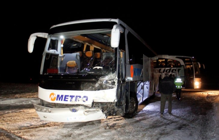 Yolcu otobüsü ile otomobil çarpıştı: 2 ölü, 1 yaralı