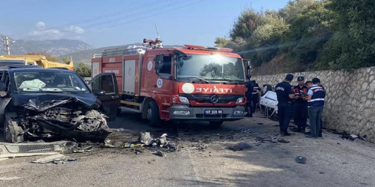 Minibüs ile otomobil kafa kafaya çarpıştı: Dede ile torun öldü, 4 kişi yaralandı