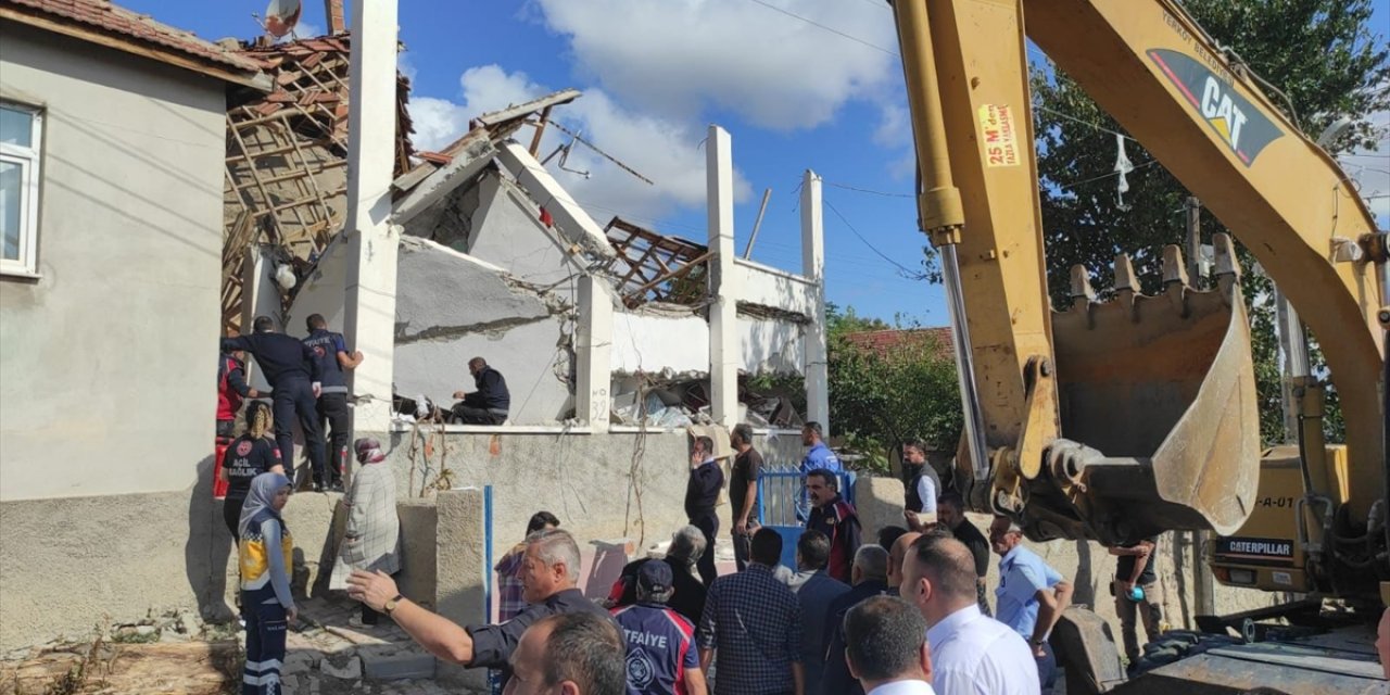 Doğal gaz patlaması: 2 katlı ev çöktü, anne ve kızı enkaz altından yaralı kurtarıldı