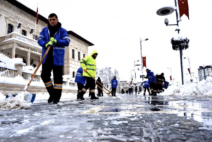 İl belediyelerinin sosyal medyadaki kar ve soğuk hava 'atışması' gülümsetti