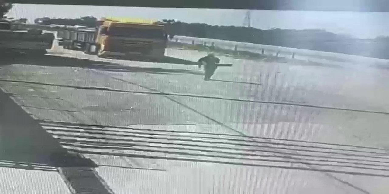 Korkunç kaza kamerada! Park ettiği TIR’ın freni boşaldı, sürücü altında kalarak can verdi