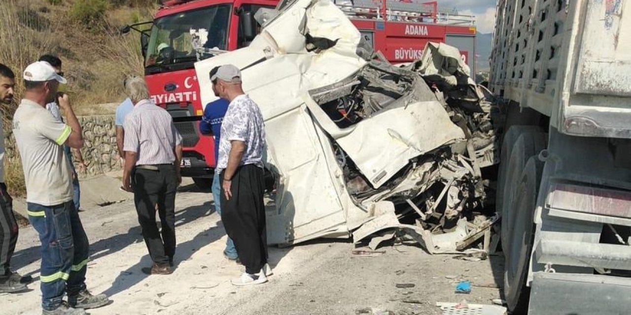 Çarpışan TIR’lar savrulup başka araca vurdu: 3 ölü, 2 yaralı