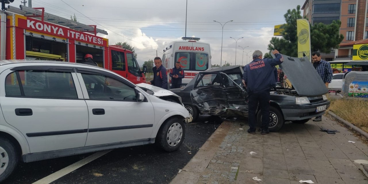 Konya’da iki otomobil çarpıştı: 3 kişi yaralandı