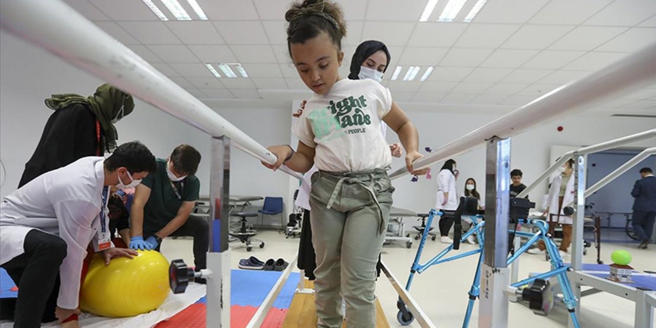 Yıllardır yürüme güçlüğü çeken serebral palsili Rana ilk adımlarını attı