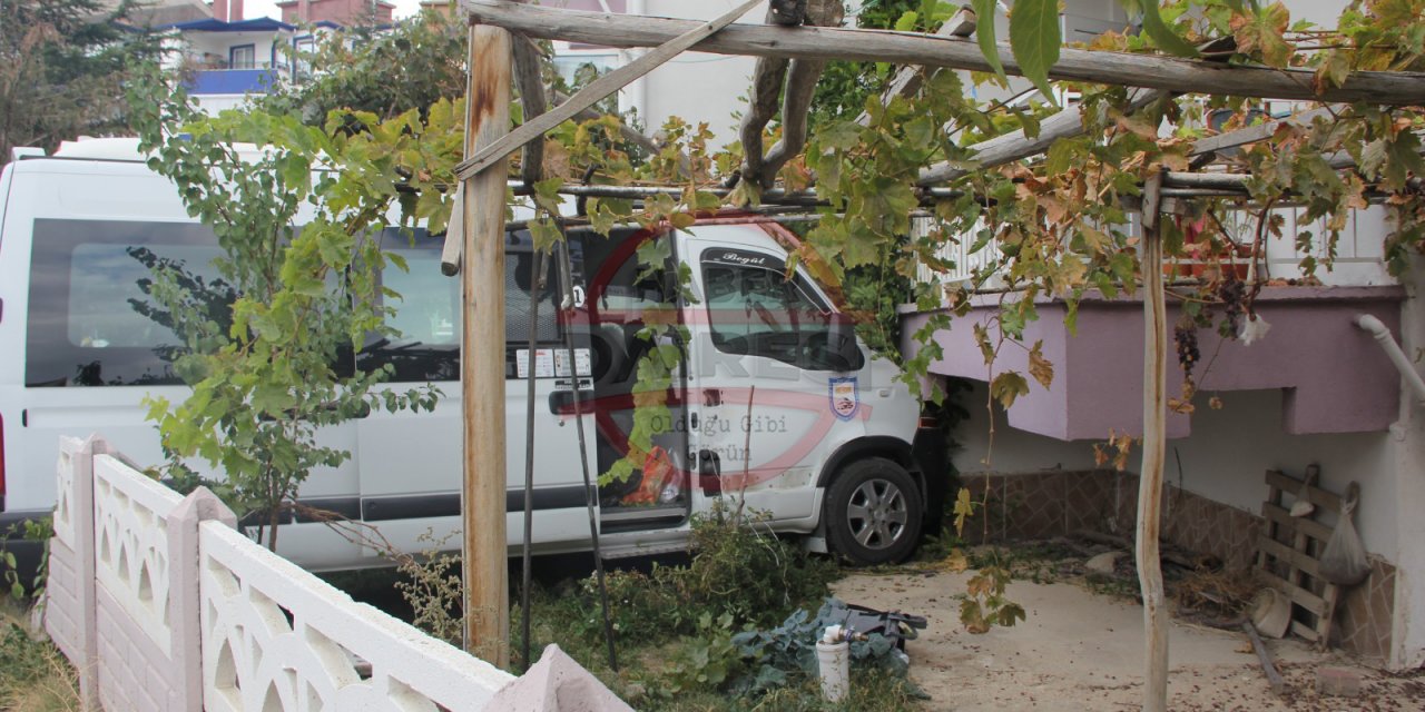Son Dakika: Konya’da bahçe duvarını yıkan okul servisi balkona çarptı