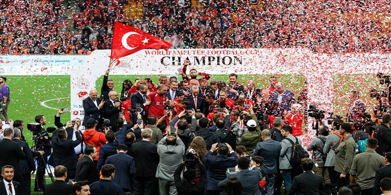 Ampute Futbol Milli Takımı, kupasını Cumhurbaşkanı Erdoğan'ın elinden aldı