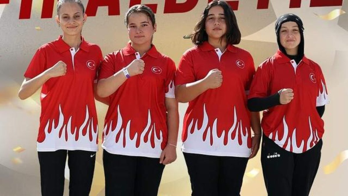 Bayrağımızı yere düşürmeyen Milli sporcu, takımıyla birlikte şampiyon oldu