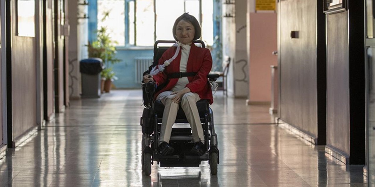 Derslere solunum cihazıyla giren Gamze öğretmen, sosyal medyadan da ilham oluyor