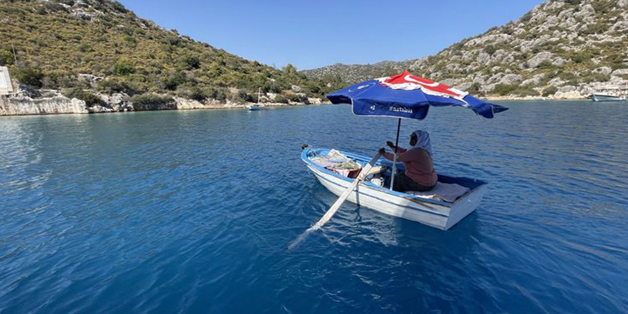 Yazma satarak aldığı kayık, ekmek teknesi oldu