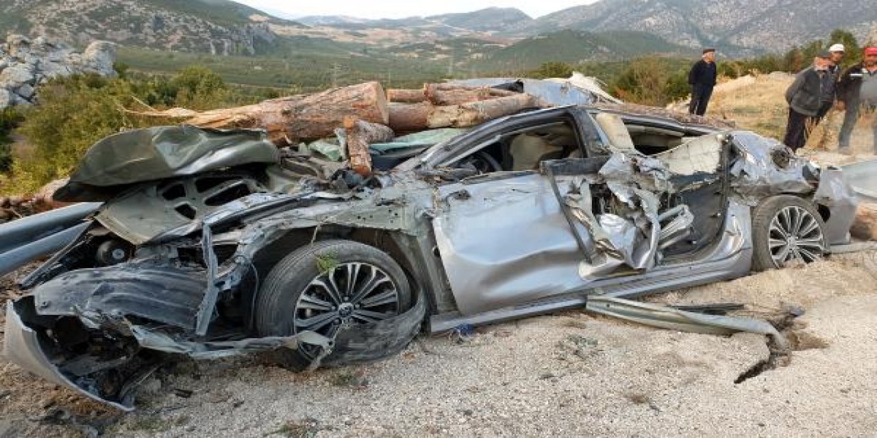 Isparta’da odun yüklü TIR, Kaymakamın aracını bu hale getirdi