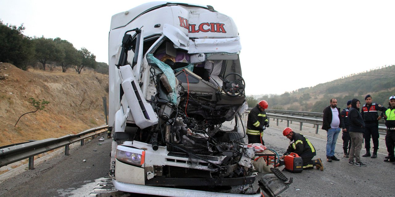 Manisa’da TIR, TIR’a çarptı, sürücü 45 dakika kurtarılmayı bekledi