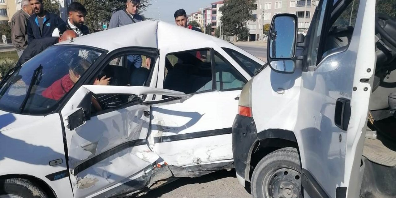 Konya’da kazada yaralanan baba ve oğlu sarılarak kurtarılmayı bekledi