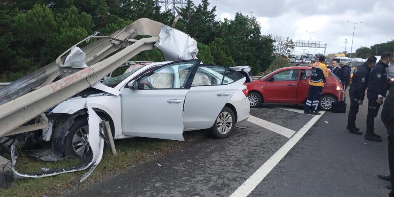 Hostesleri taşıyan araç bariyerlere ok gibi saplandı