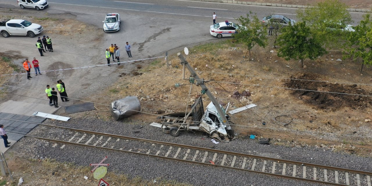 Yolcu treni kamyonete çarptı, sürücü hayatını kaybetti