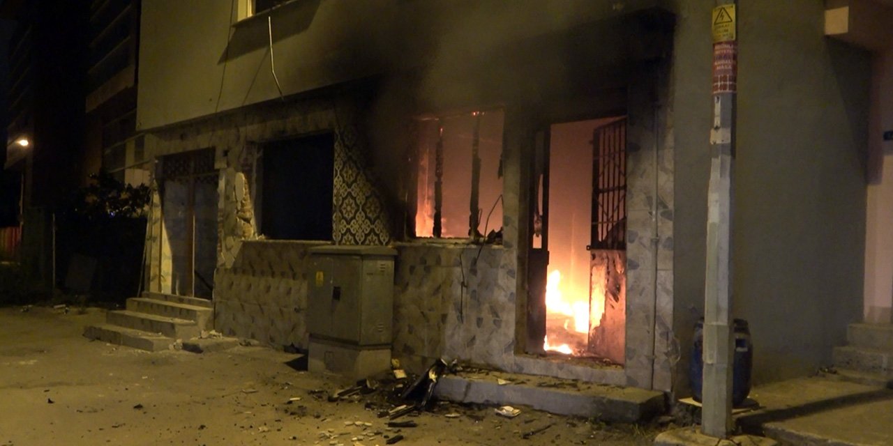 Canı sıkıldıkça evini ateşe veriyor!