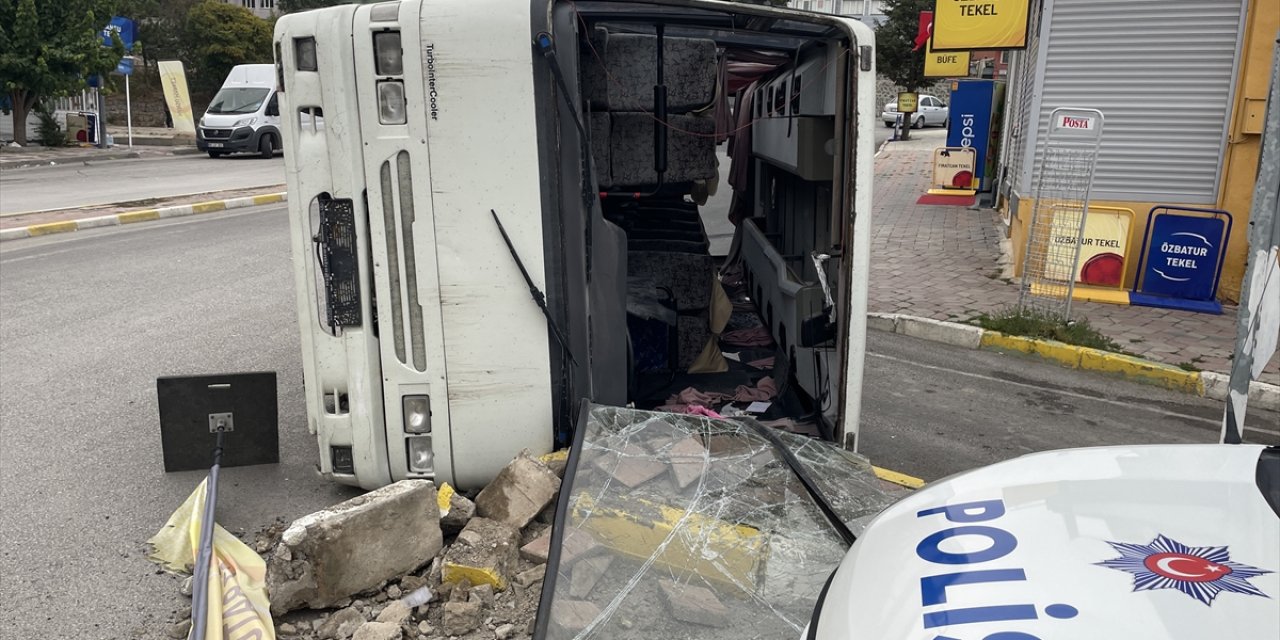 Tekstil işçilerini taşıyan servis devrildi! Yaralılar var