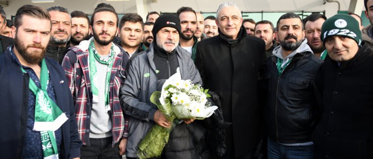 Taraftarlar Konyaspor'lu futbolculara moral verdi