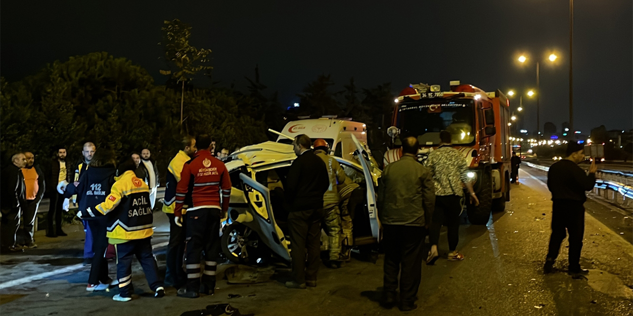 Kamyonet ile hafif ticari araç çarpıştı: 1 ölü, 2 yaralı