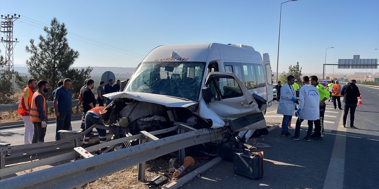 Gaziantep’te işçi servisi bariyerlere çarptı: 1 ölü, 5 yaralı