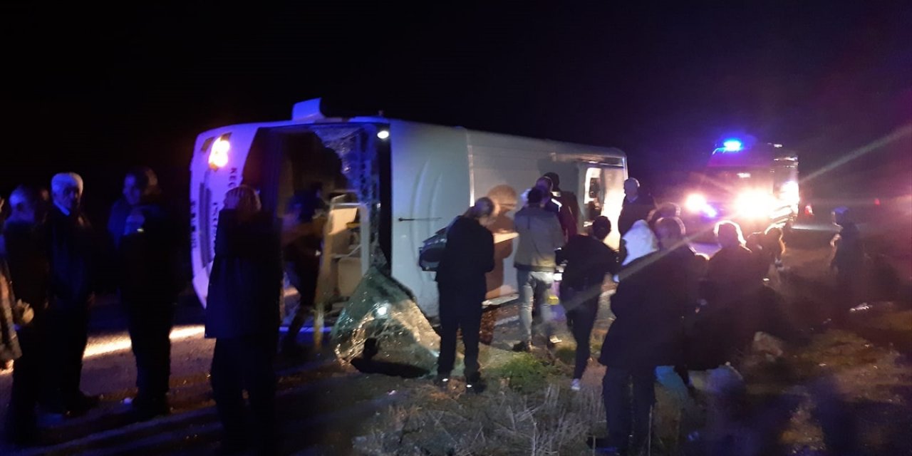 Yozgat’ta cenazeye gidenleri taşıyan midibüs devrildi: 25 yaralı