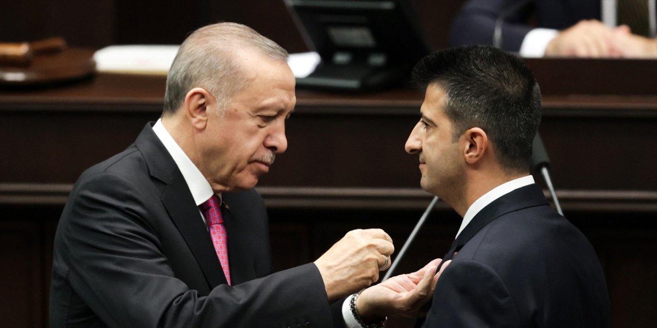 Mehmet Ali Çelebi AK Parti’ye katıldı, rozetini Erdoğan taktı