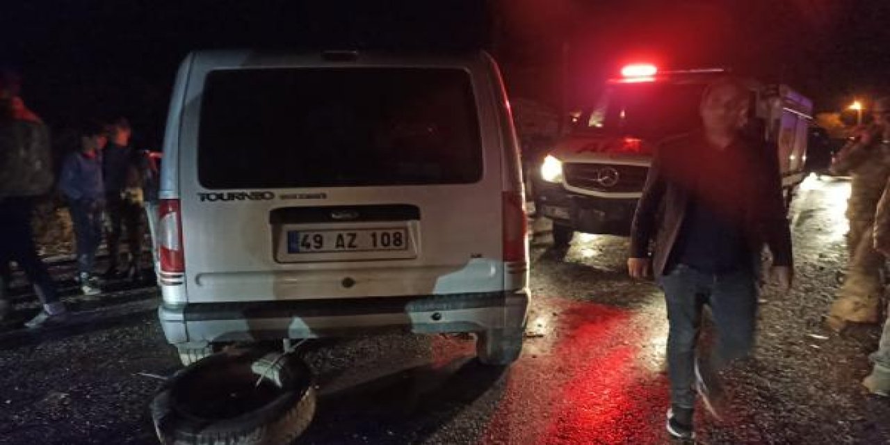 Hafif ticari araç otomobille çarpıştı: 1 ölü, 7 yaralı