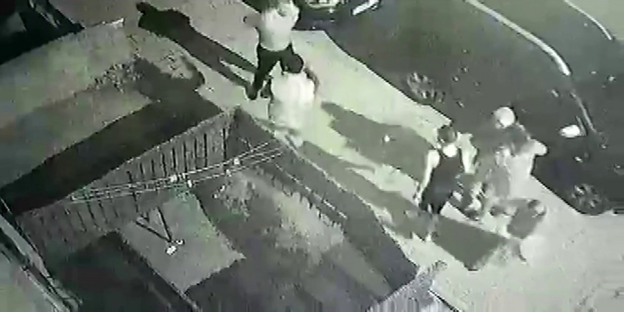 Kavgayı ayırmaya gelen kişi, iki kişiyi vurdu