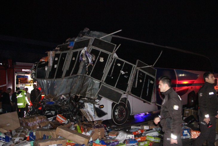 Yolcu otobüsü ile kargo tırı çarpıştı: 2 ölü, 23 yaralı