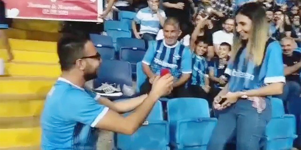 Adana Demirspor-Konyaspor maçında evlenme teklifi yaptı