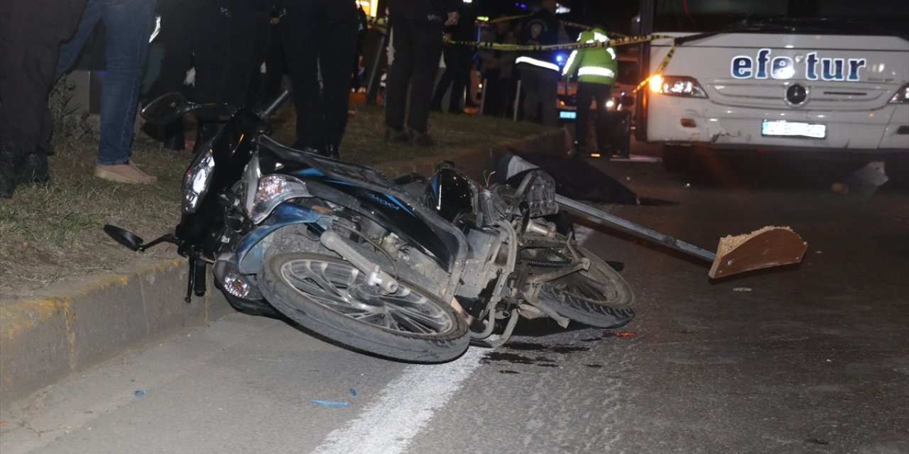 Otobüsle çarpışan motosikletin sürücüsü öldü
