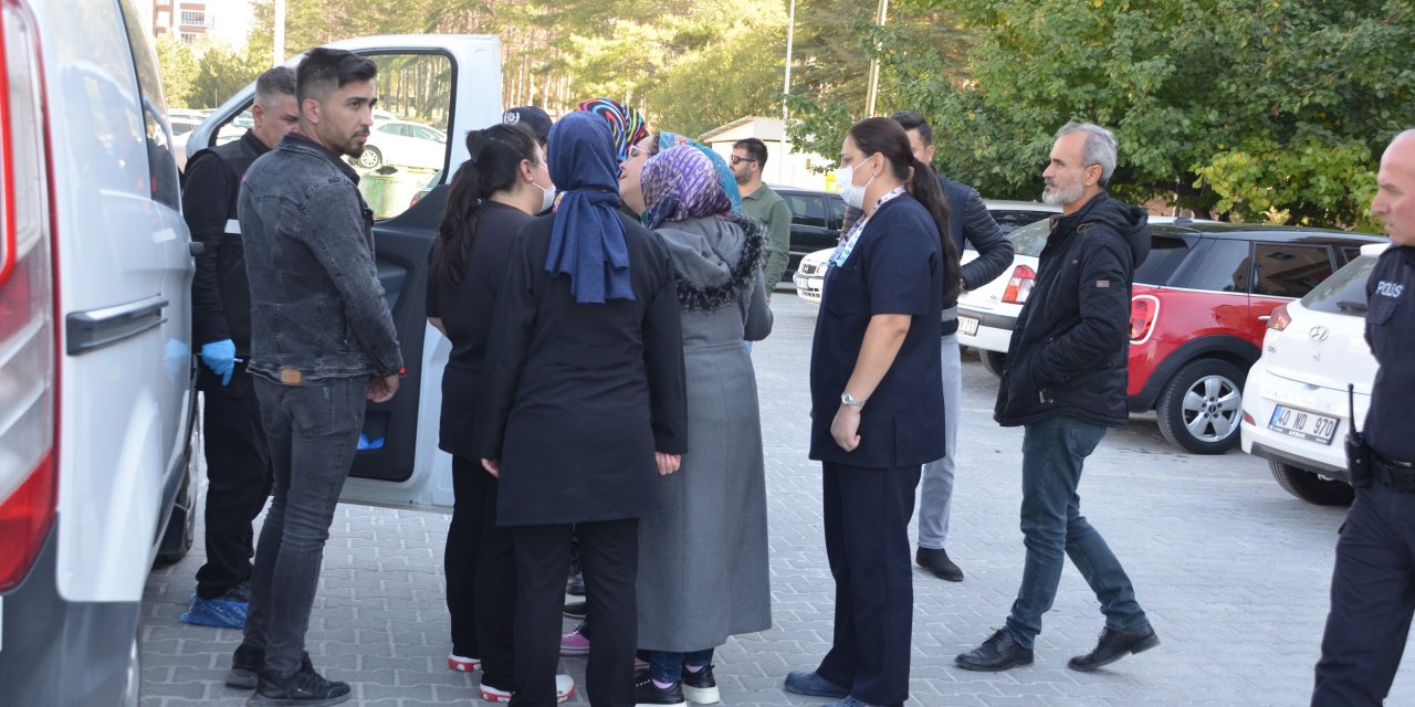 Ev sahibi emekli polis, hastane otoparkında kiracısını vurdu