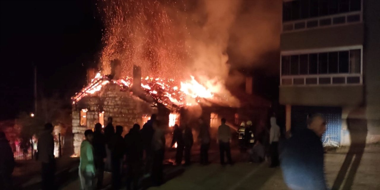 Konya’da alevlerin geceyi aydınlattığı yangında ev küle döndü