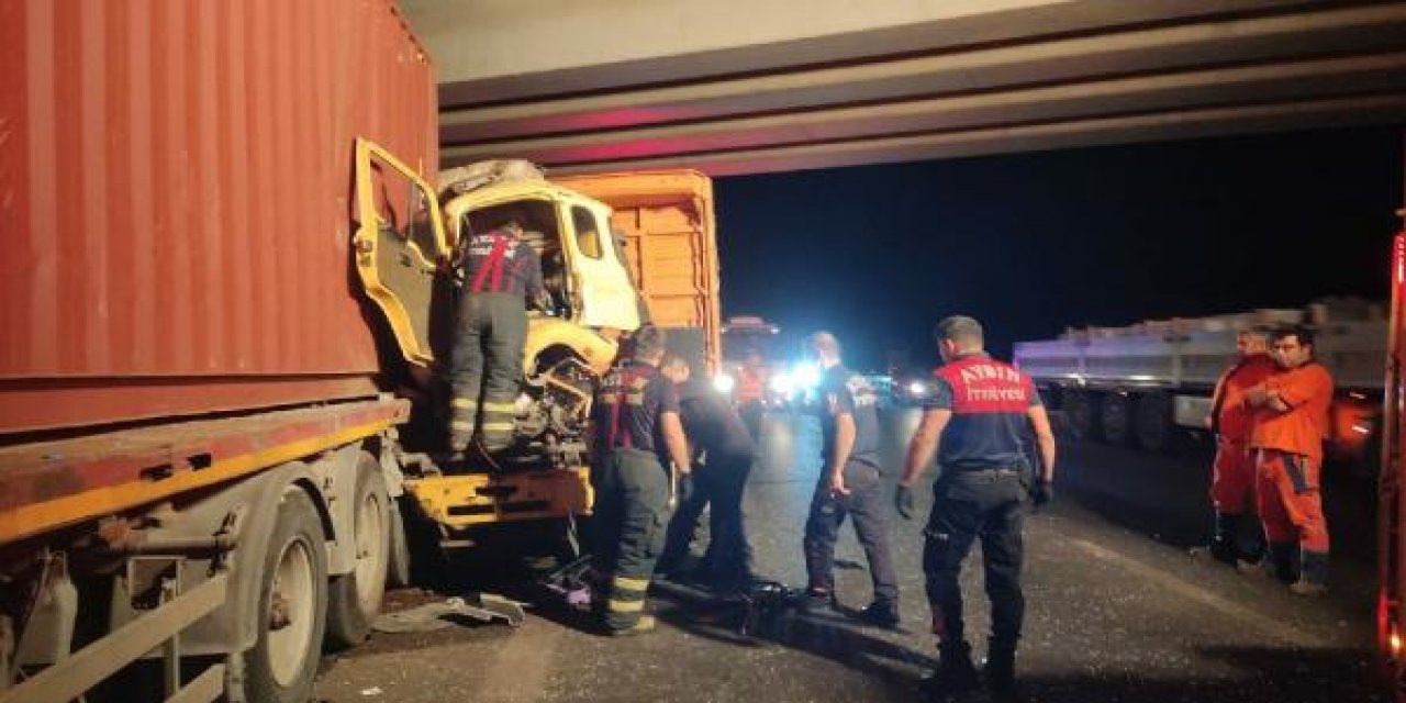 TIR’a arkadan çarpan kamyon şoförü kabinde sıkıştı