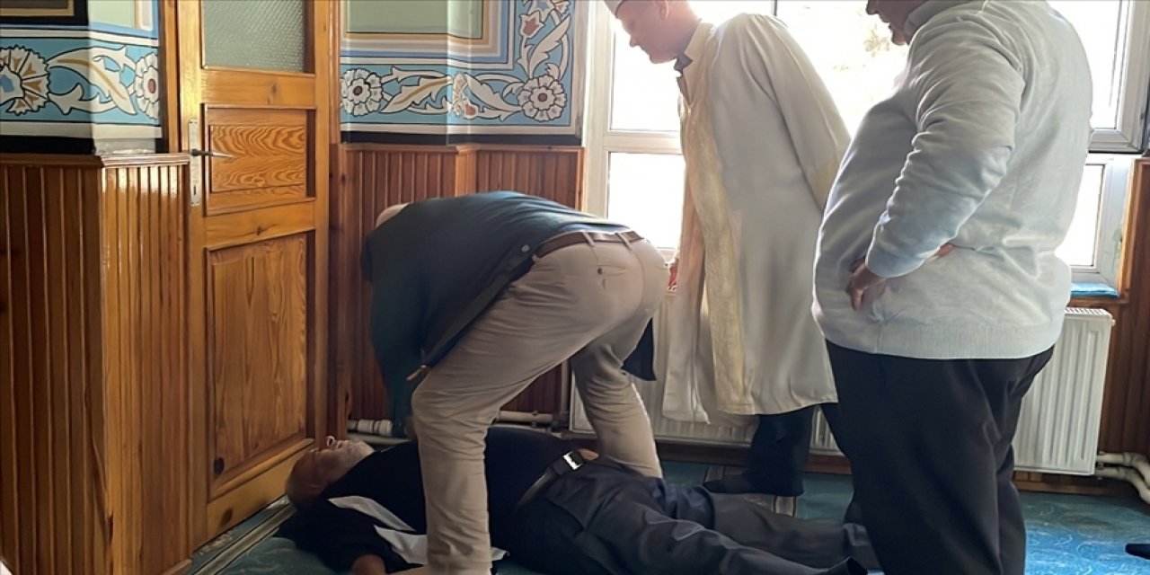 Camide fenalaştı, cemaatin kalp masajıyla hayatta kaldı