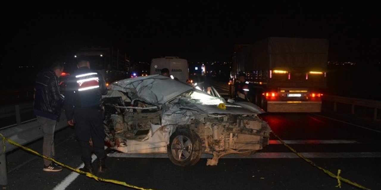Feci kaza! Bariyer ile iki araca çarpan otomobildeki iki kişi öldü