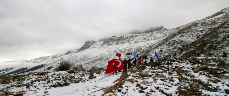 Konya'da dağcılar Doğu Türkistan'a destek için Küpe Dağı'na tırmandı