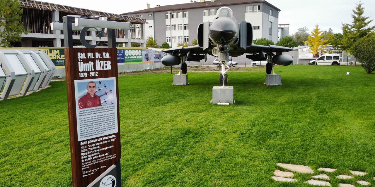 Konya’da şehit düşen pilot Ümit Özer’in anısına Bilim Parkı’na F-4 savaş uçağı konuldu