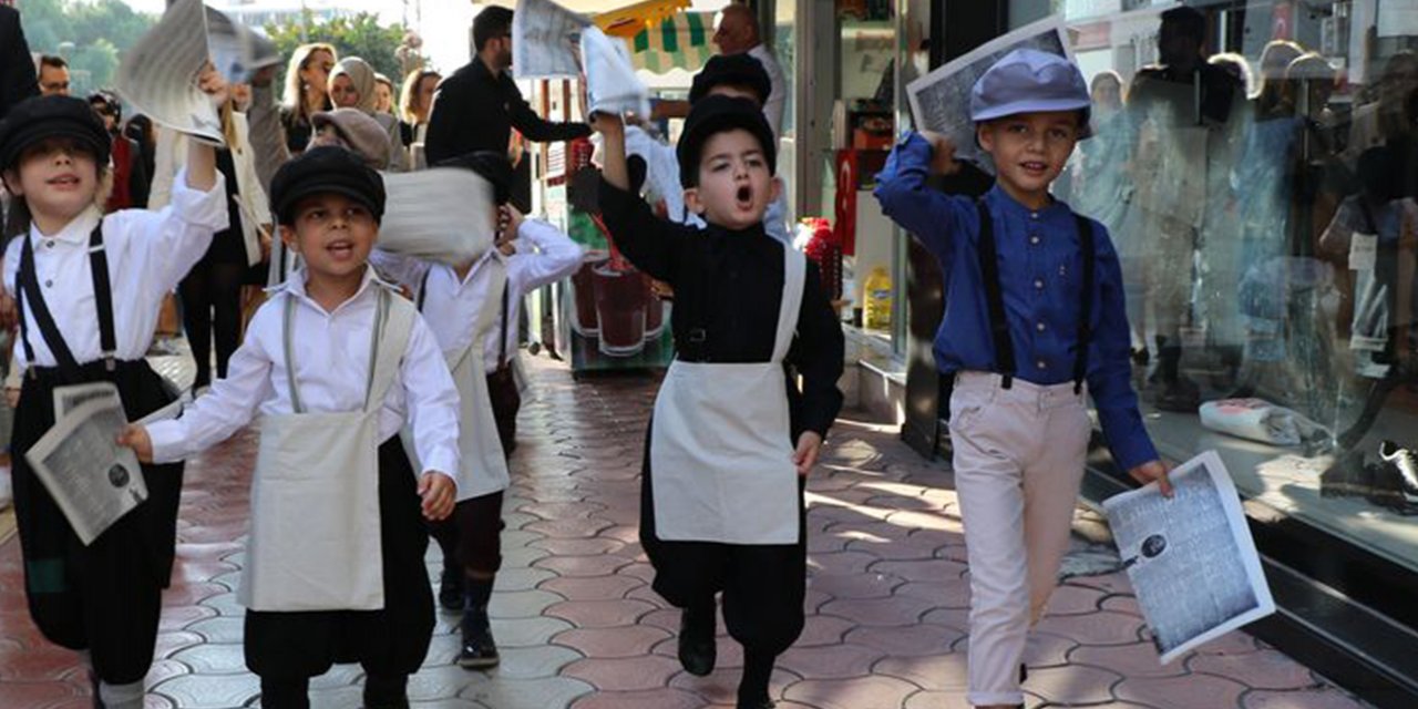 Anaokulu öğrencileri Cumhuriyetin ilanını duyuran gazete dağıttı