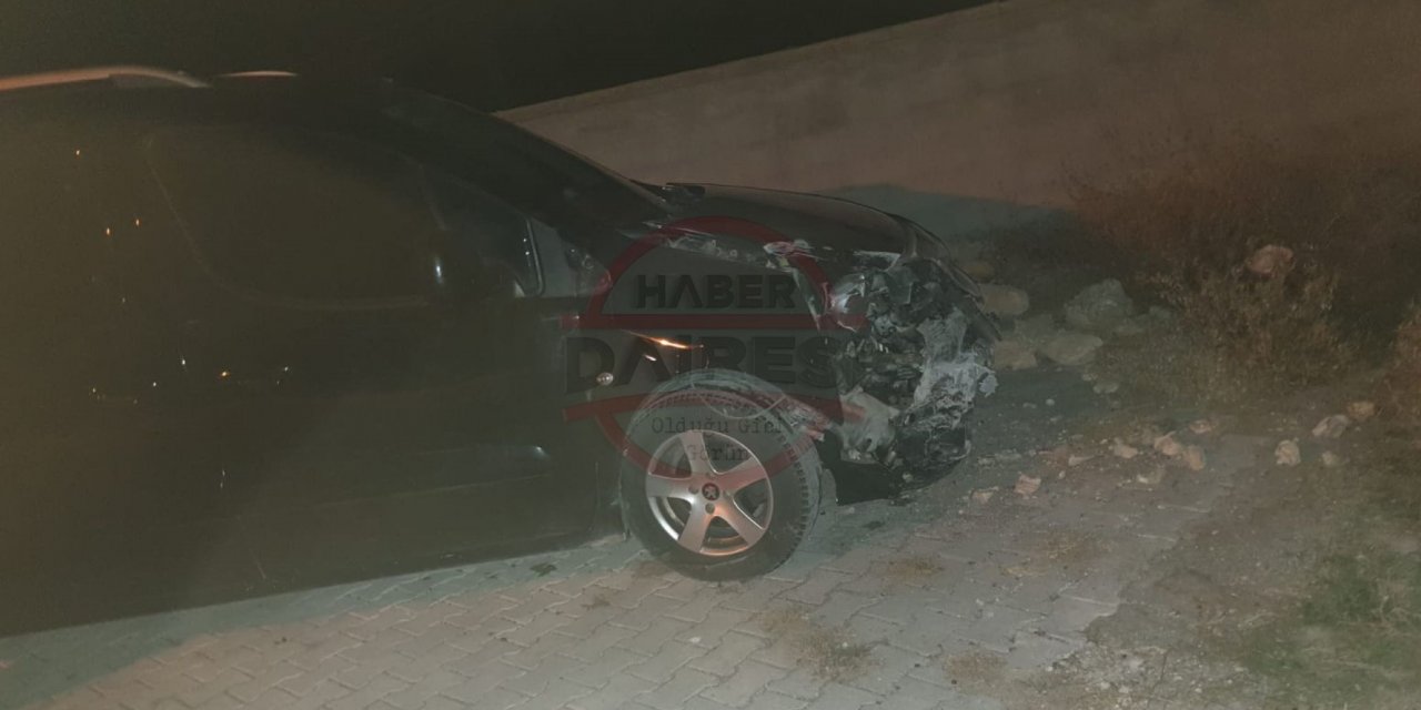 Konya’da araç duvara çarptı, biri muhtar 2 kişi yaralı kurtuldu