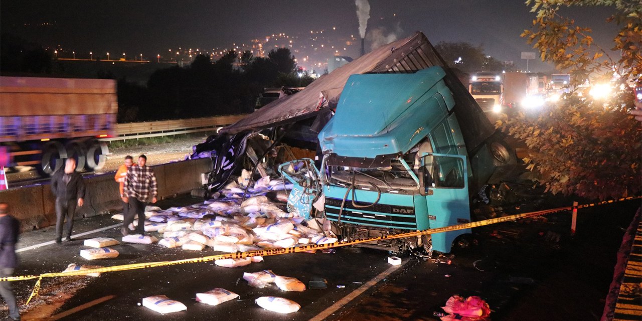 Kamyona çarpan tır karşı şeride geçip, devrildi: 1 ölü, 1 yaralı