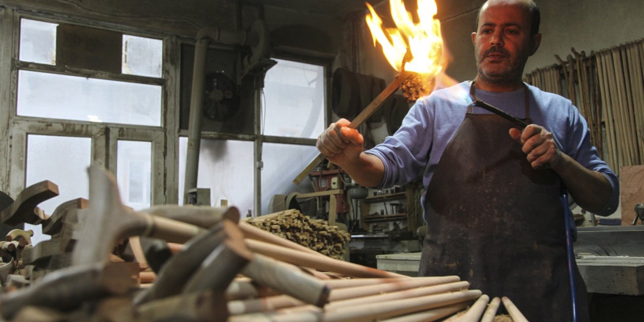 Bitlisli usta 24 Oğuz boyuna ait tamgaları Ahlat bastonuna işliyor