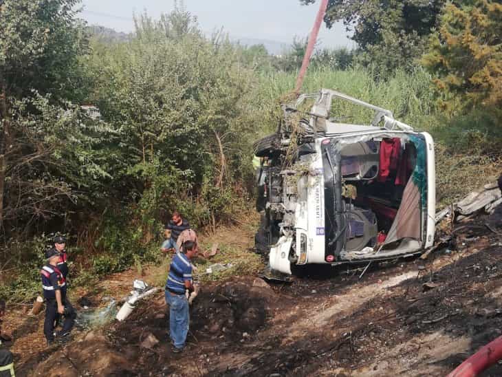 Devrilen servis otobüsü alev aldı!