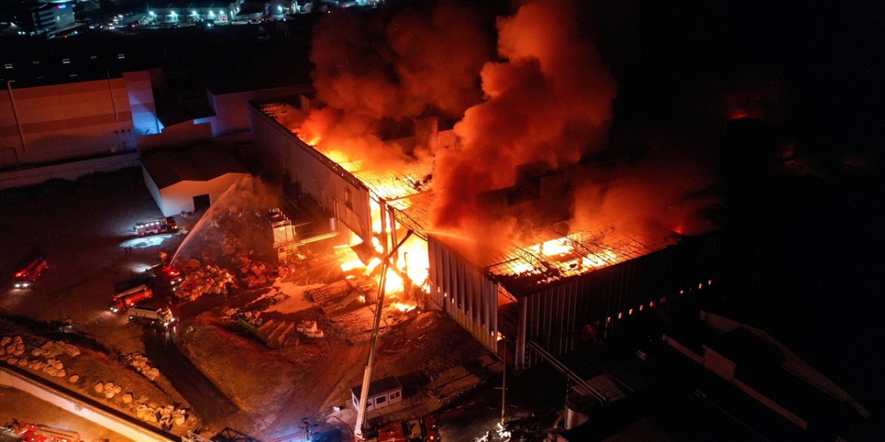 Tekstil fabrikasında büyük yangın! Patlamalar da yaşanıyor